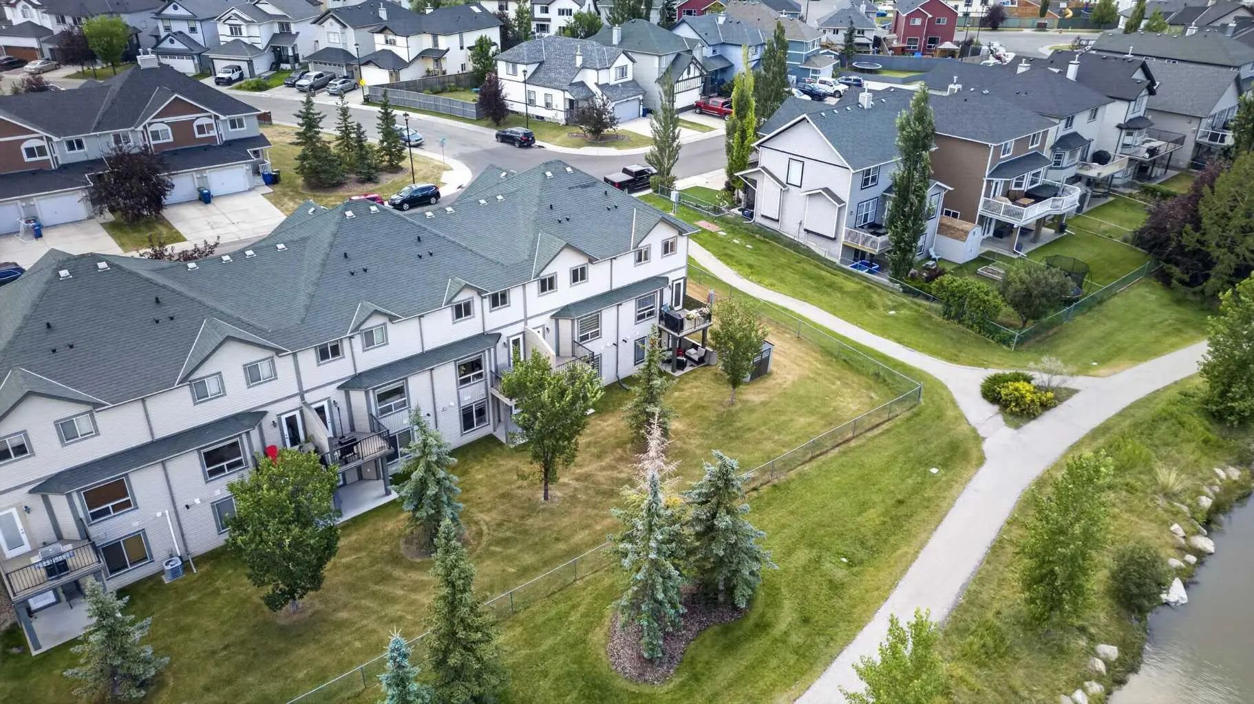 224 Bayside Point Southwest, Airdrie – Residential Row/Townhouse Listing Photo 2