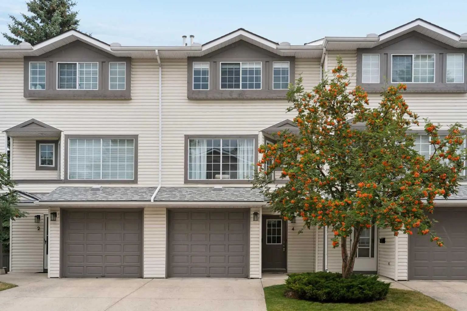 4 Kingsland Villas Southwest, Calgary – Residential Row/Townhouse Listing Photo 2