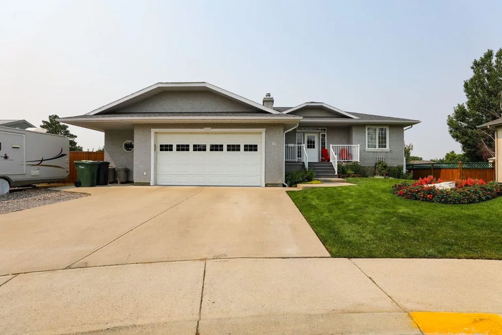 14 Centennial Place , Magrath