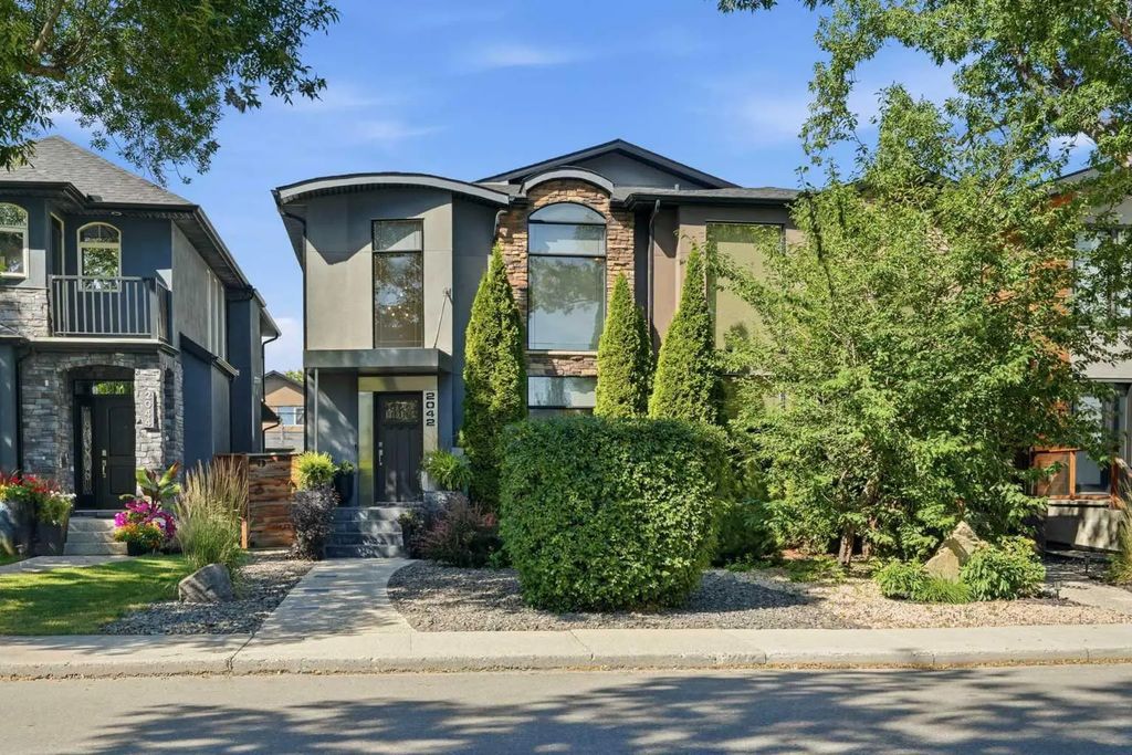 2042 49 Avenue Sw, Calgary