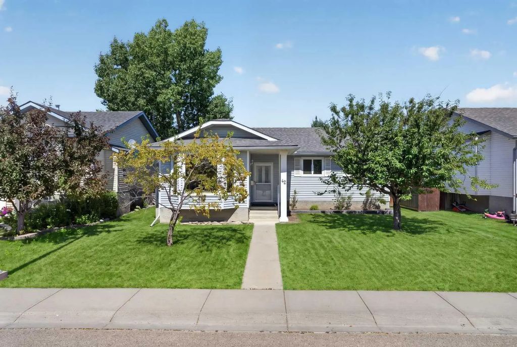 42 West Boothby Crescent , Cochrane