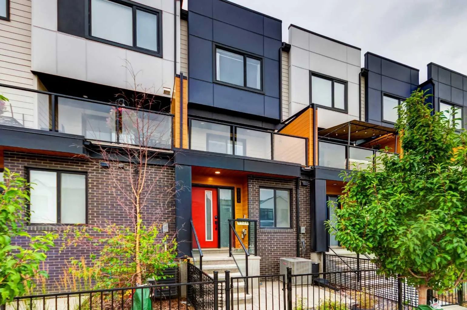 8524 21 Avenue Southeast, Calgary – Residential Row/Townhouse Listing Photo 3