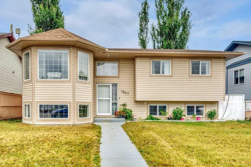 1907 Strathcona Terrace , Strathmore