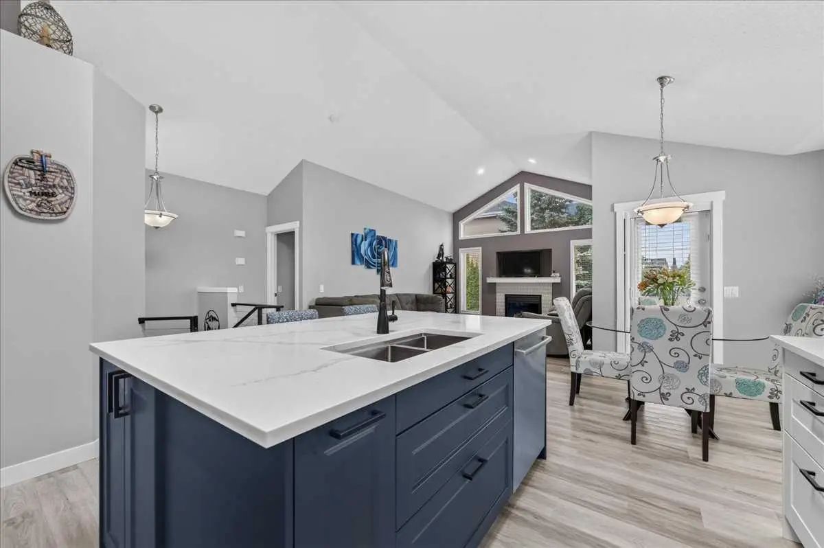 212 Cresthaven Place Southwest, Calgary – Residential Detached Listing Photo 13