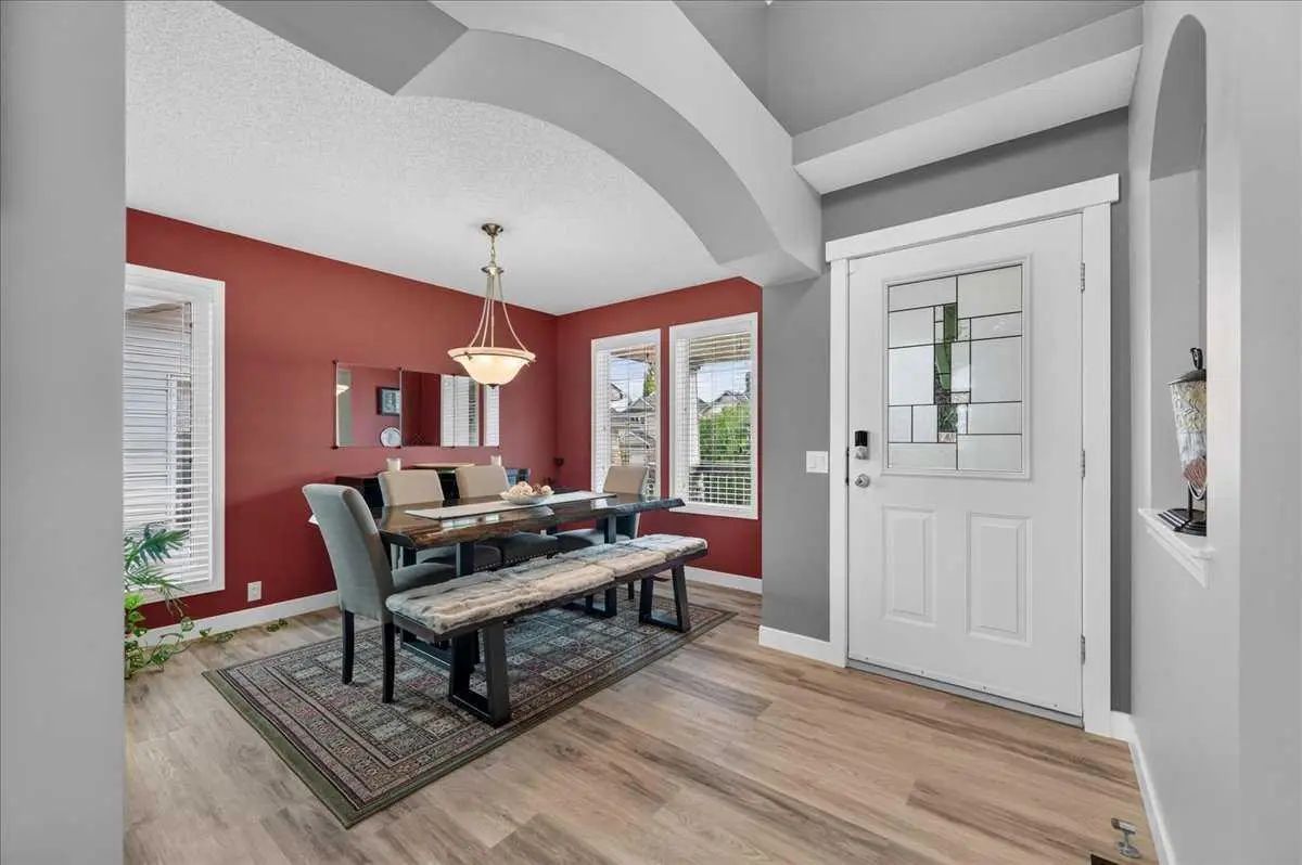 212 Cresthaven Place Southwest, Calgary – Residential Detached Listing Photo 7