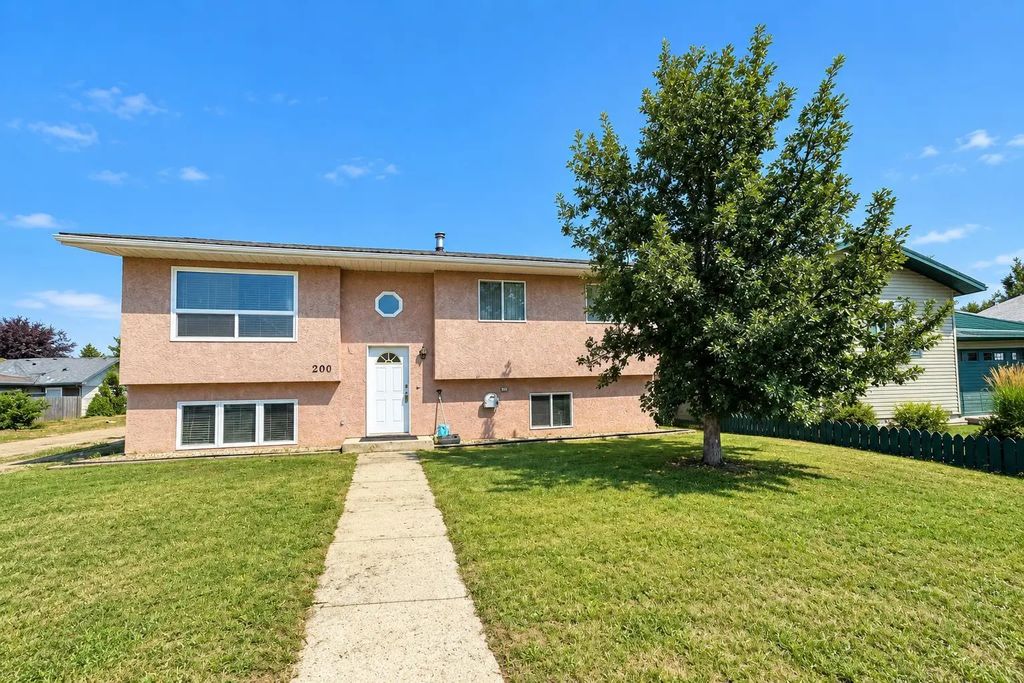 200 Upland Boulevard W, Brooks
