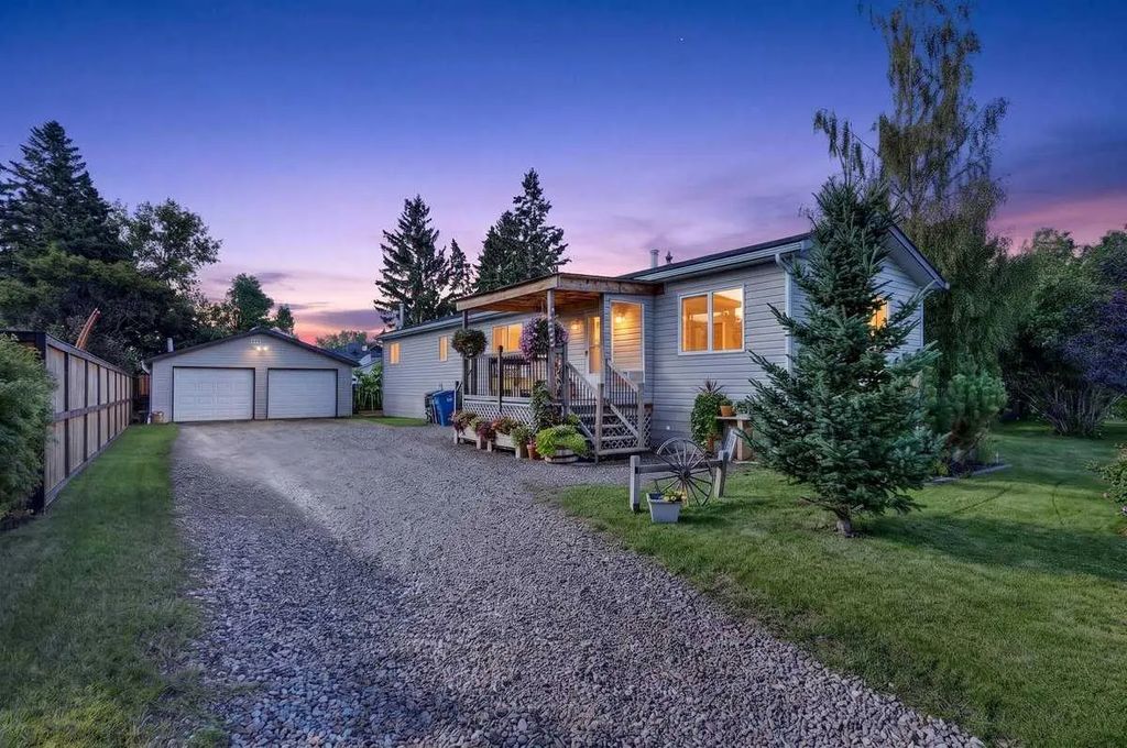 1223 Downie Street , Carstairs