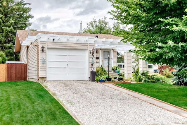 631 Brookpark Drive Sw, Calgary