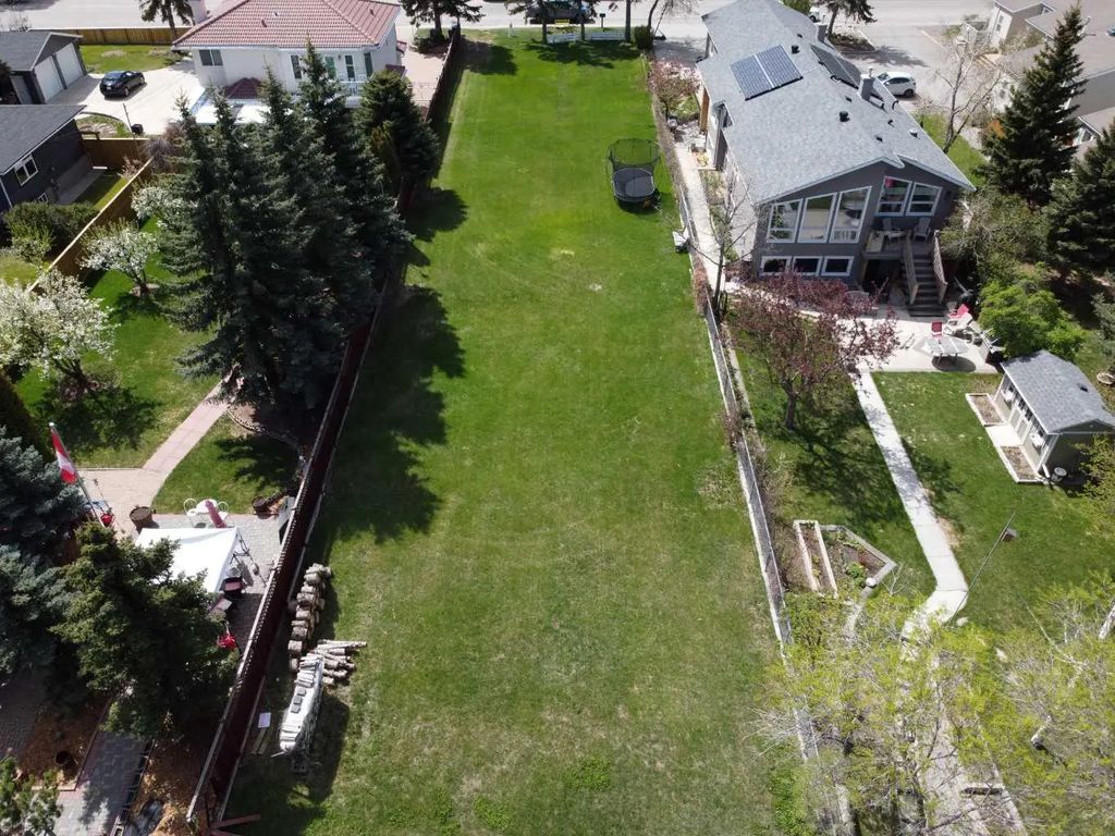 8520 48 Avenue Nw, Calgary