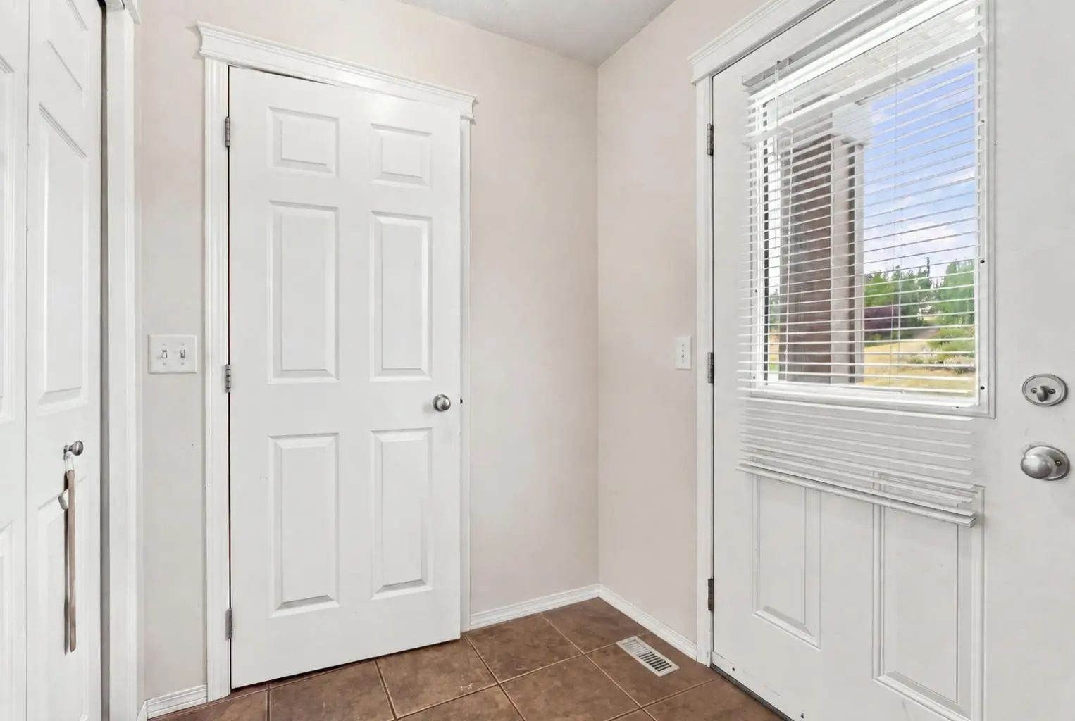106 Panamount Drive Northwest, Calgary – Residential Row/Townhouse Listing Photo 3