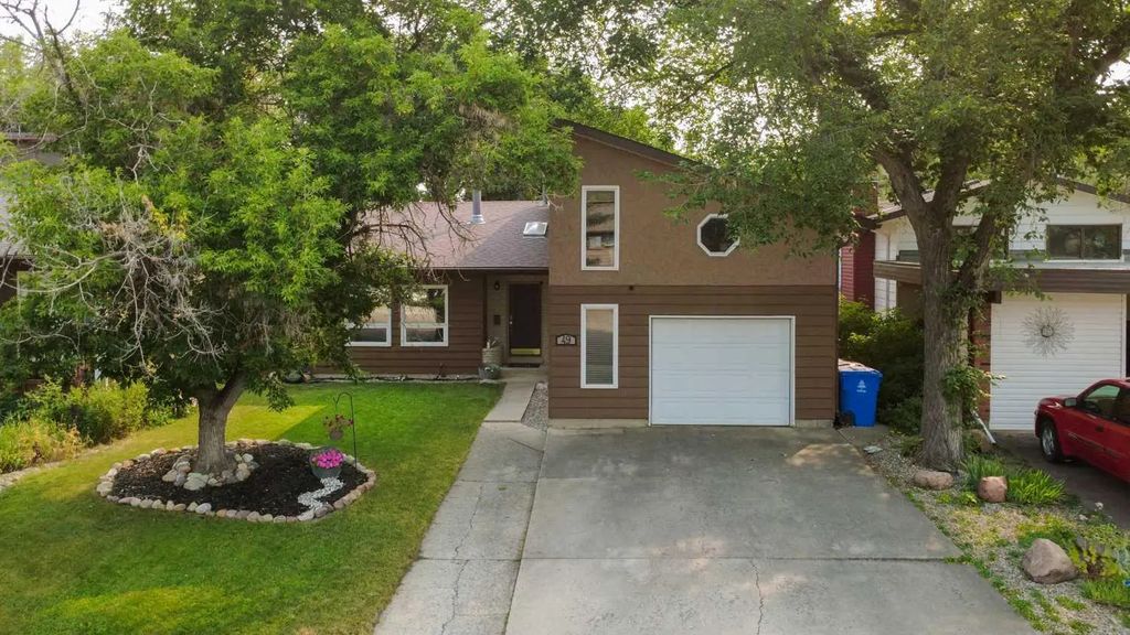 49 Iroquois Crescent W, Lethbridge