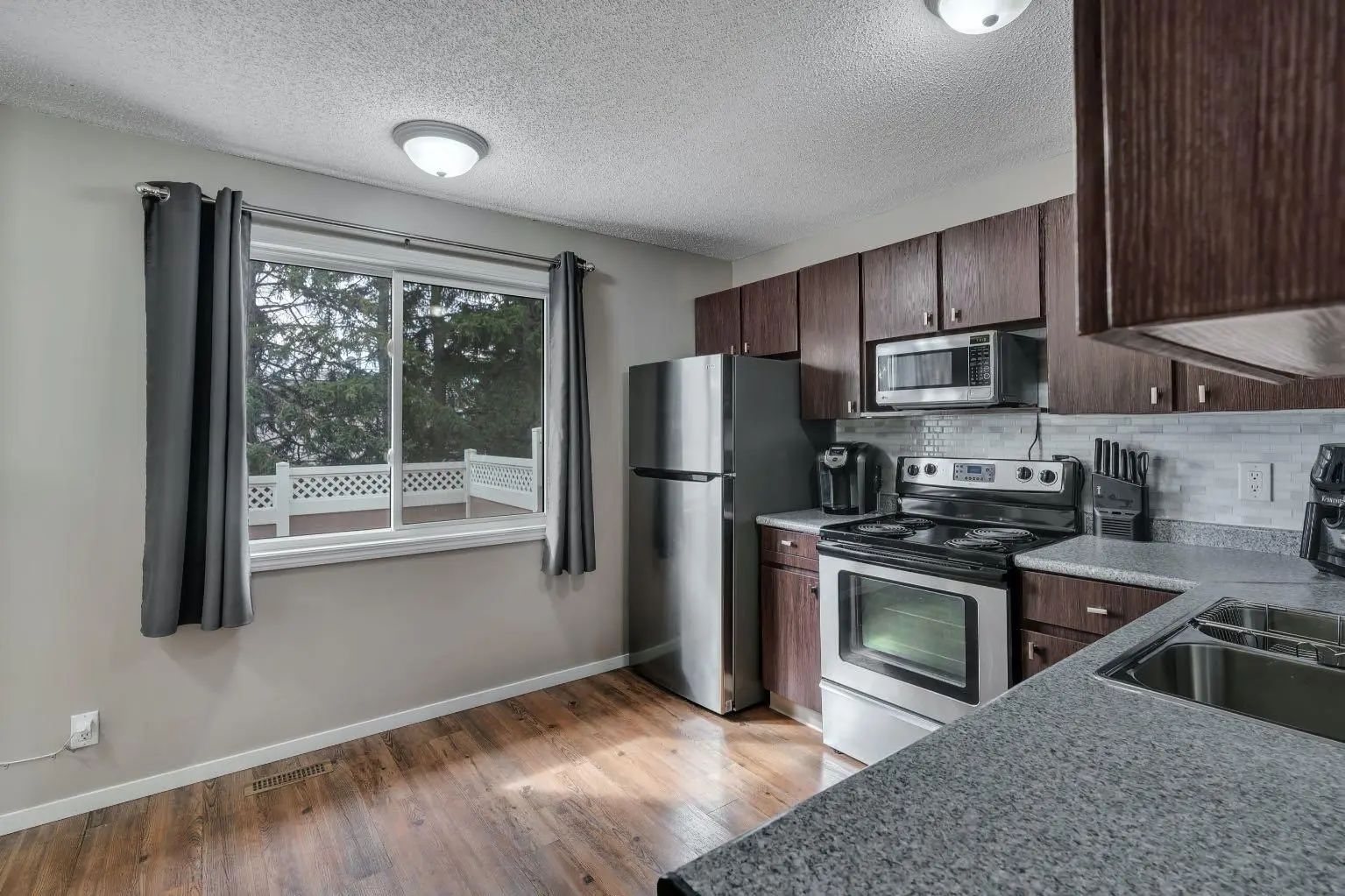 174 Woodmont Terrace Southwest, Calgary – Residential Row/Townhouse Listing Photo 3