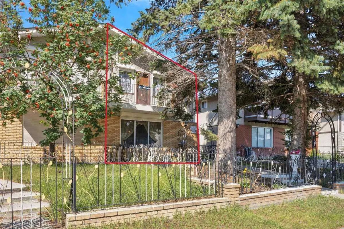 2025 40 Street Southeast, Calgary – Residential Semi Detached (Half Duplex) Listing Photo 2