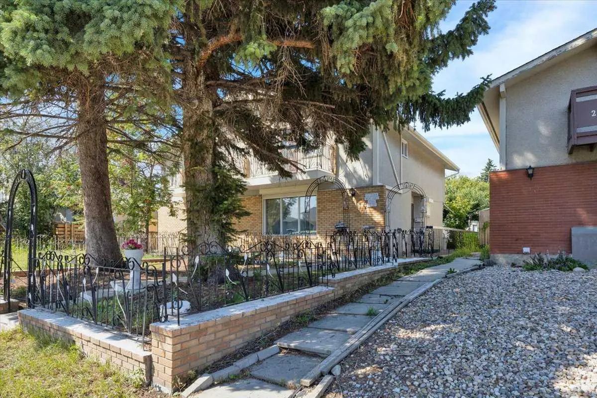 2025 40 Street Southeast, Calgary – Residential Semi Detached (Half Duplex) Listing Photo 3