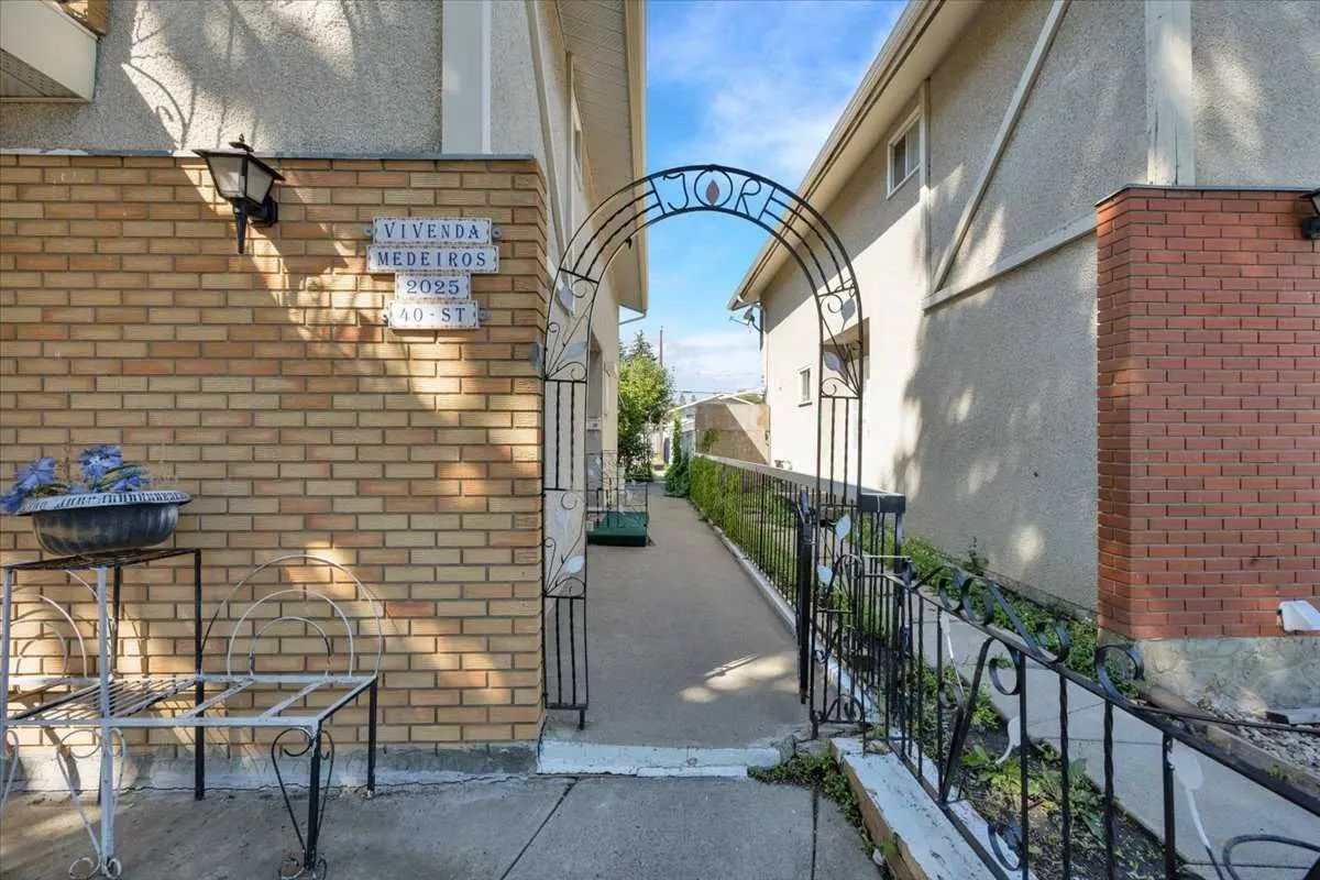 2025 40 Street Southeast, Calgary – Residential Semi Detached (Half Duplex) Listing Photo 5