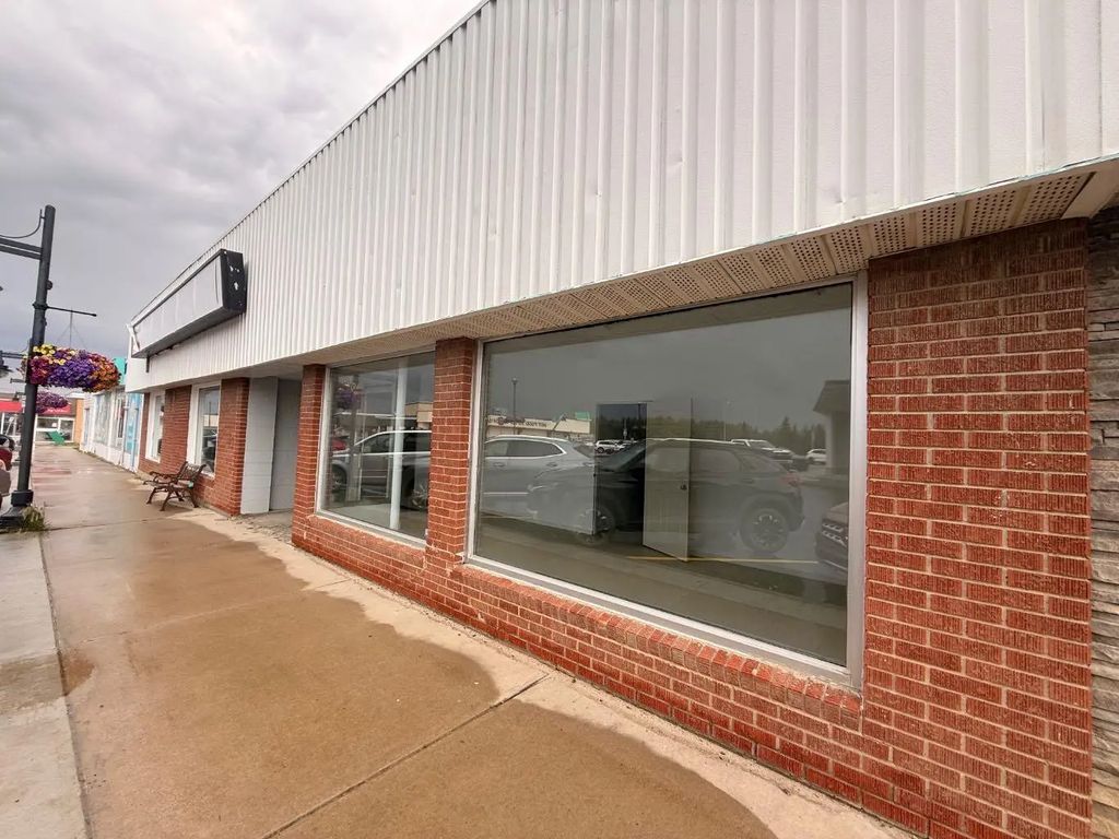 8 Commercial Court , Fox Creek