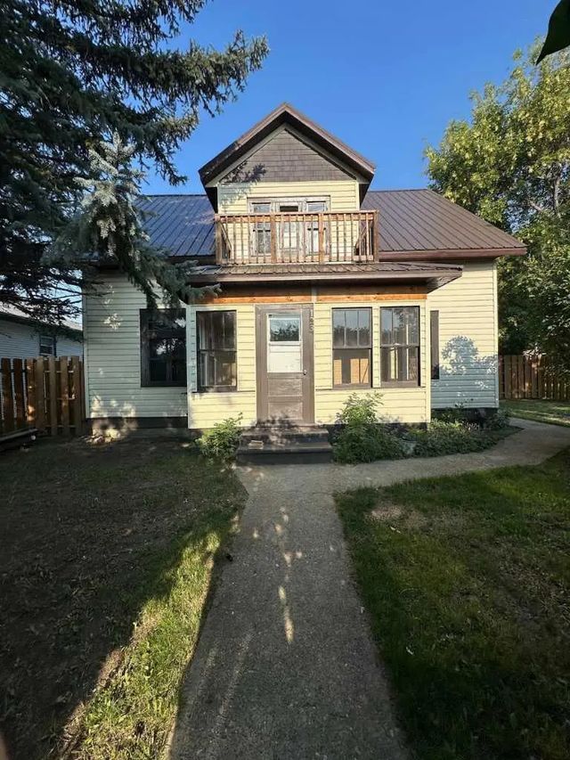 123 3 Street E, Brooks