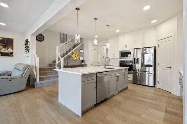 147 Royston Rise Nw, Calgary
