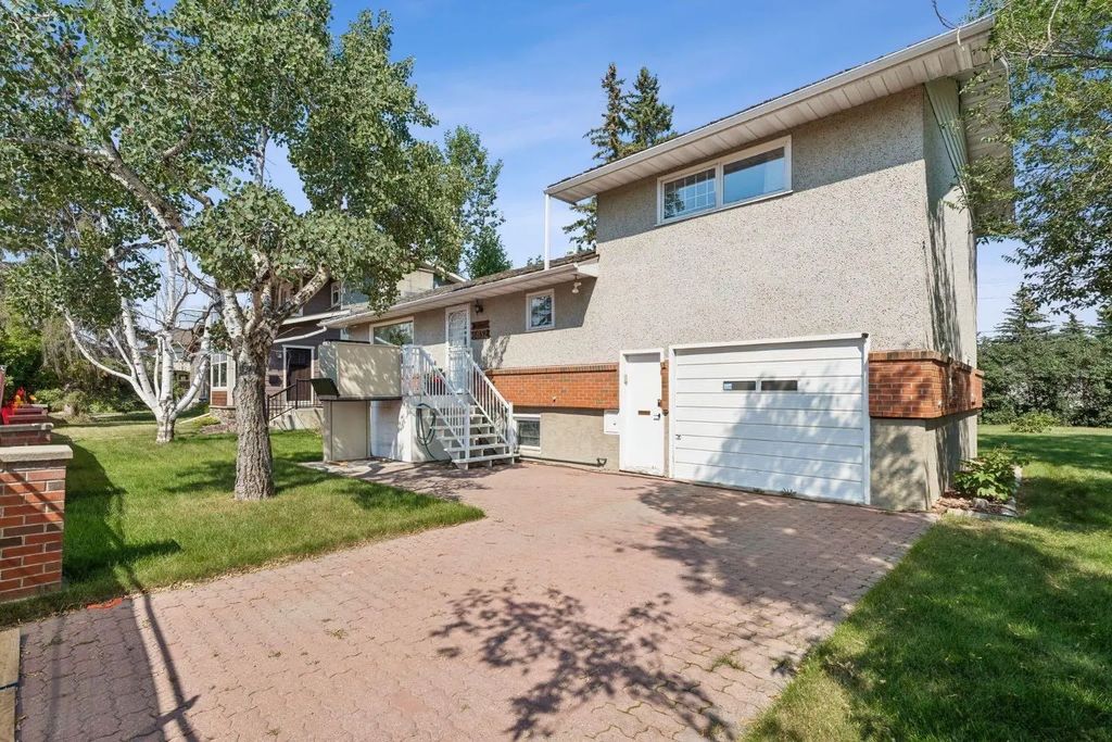 8832 34 Avenue Nw, Calgary