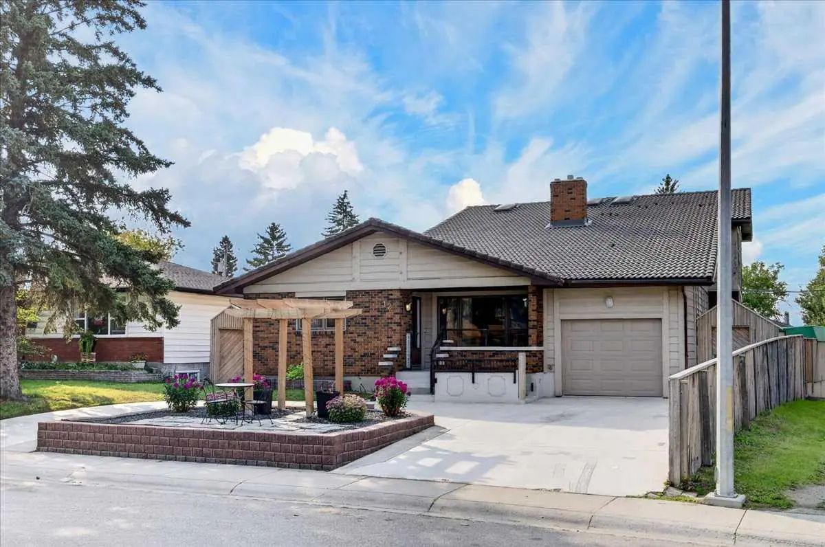 126 Marbrooke Circle Northeast, Calgary – Residential Detached Listing Photo 3
