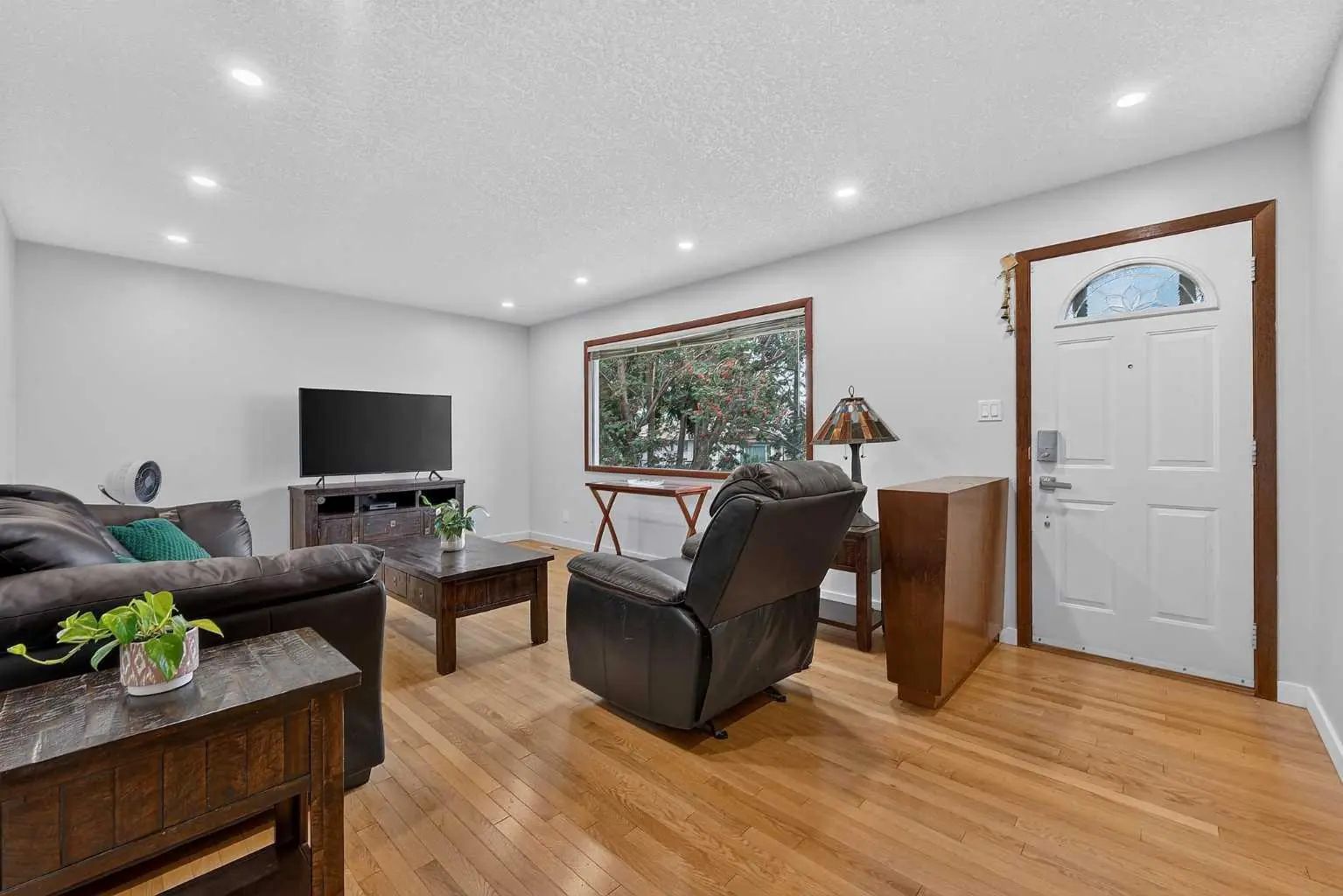 1032 Mayland Drive Northeast, Calgary – Residential Detached Listing Photo 3