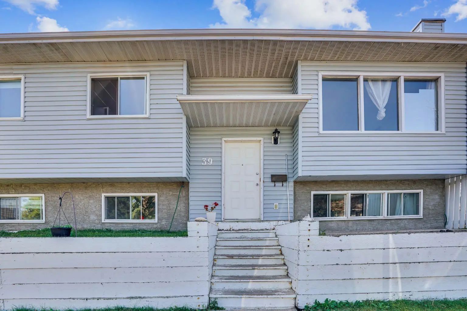 Home for Sale Located at 39 Ventura Road Northeast, Calgary, Alberta