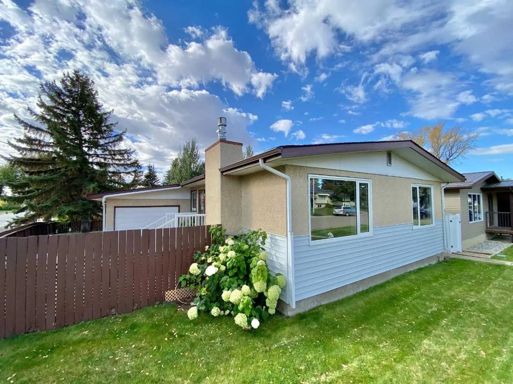 3 Lake Bevan Drive E, Brooks