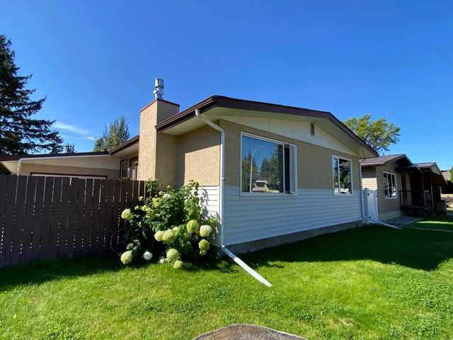 3 Lake Bevan Drive E, Brooks