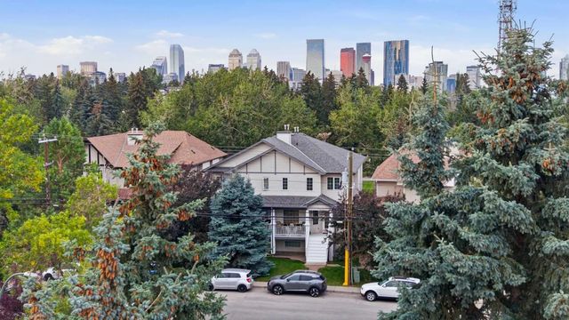 2 24 34 Avenue Sw, Calgary