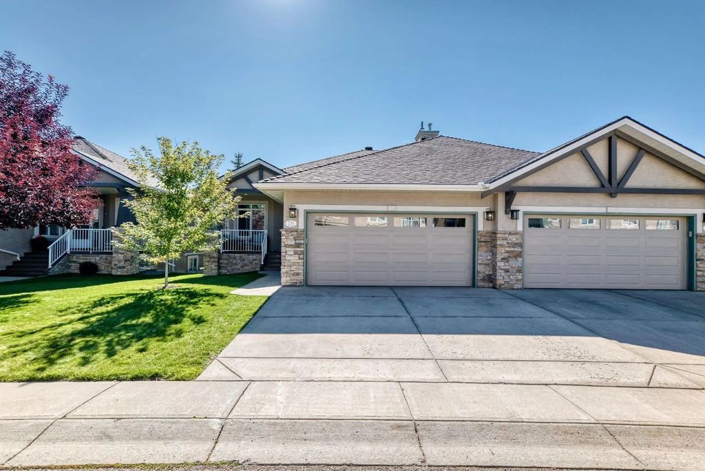 15 Discovery Woods Villas Sw, Calgary