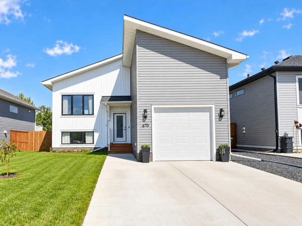 670 Anderson Close Nw, Diamond Valley