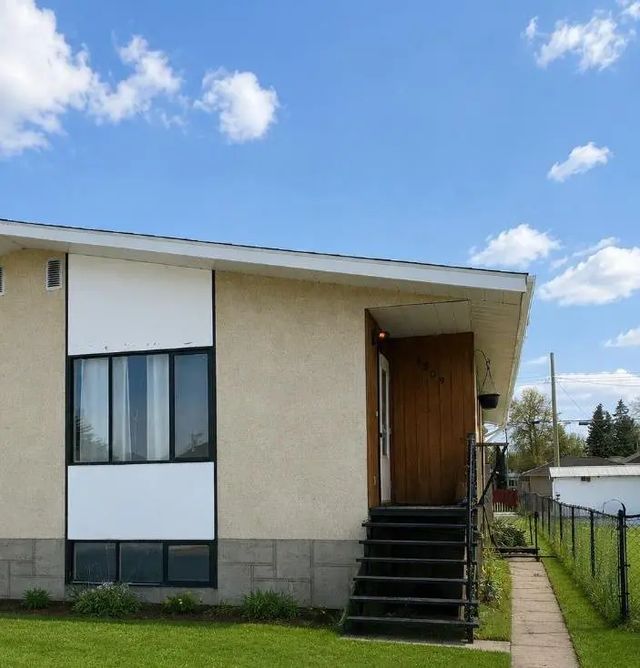 5209 60 Avenue , Ponoka