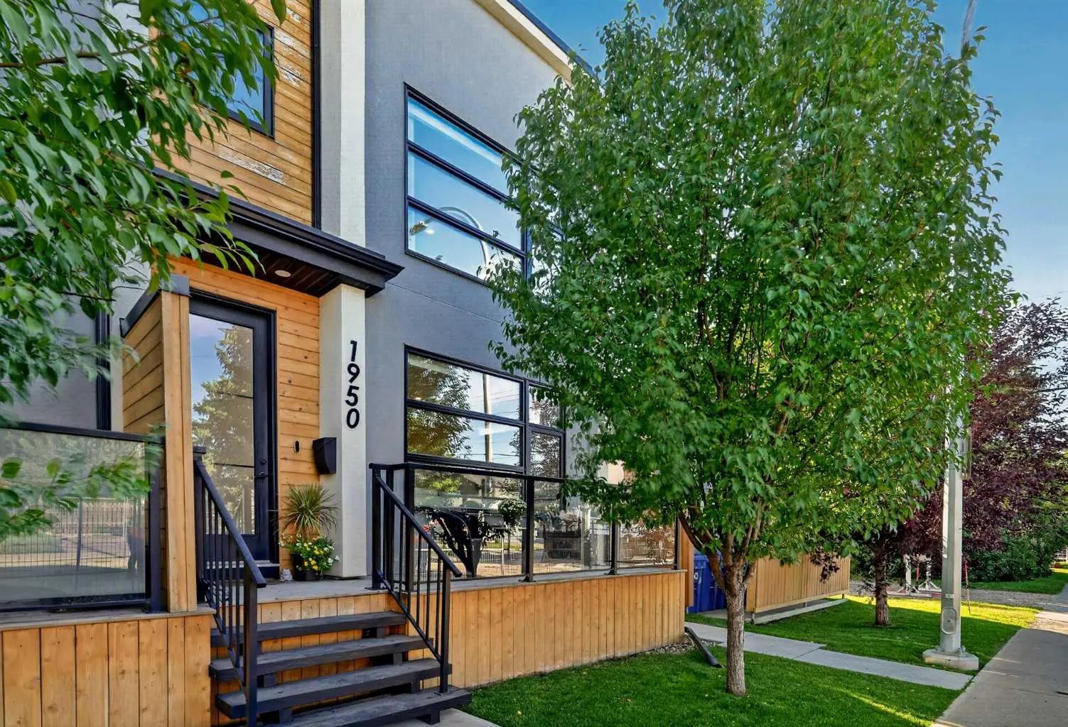 1950 12 Street Northwest, Calgary – Residential Row/Townhouse Listing Photo 2