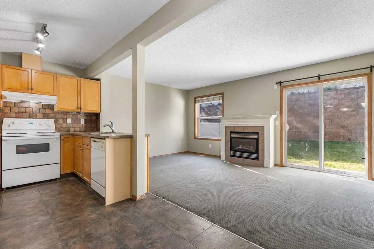 51 Eversyde Court Southwest, Calgary – Residential Row/Townhouse Listing Photo 3