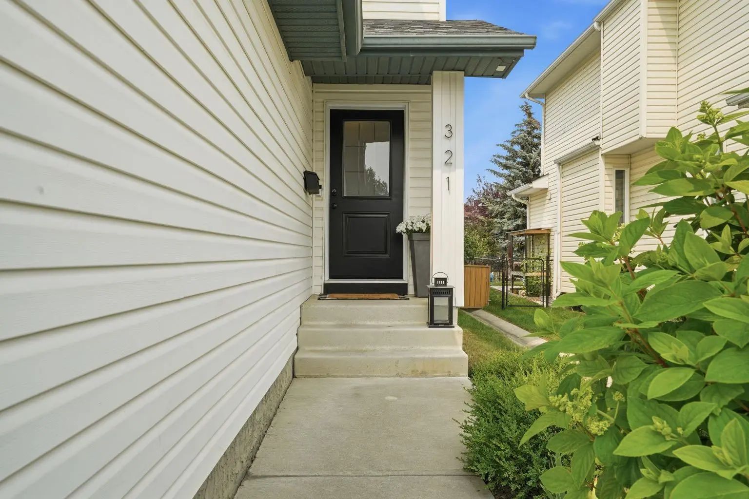 321 Douglas Ridge Circle Se Calgary Alberta T2Z 3H5 Douglasdale/Glen Home For Sale