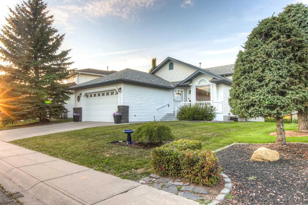 135 Woodside Road Nw, Airdrie