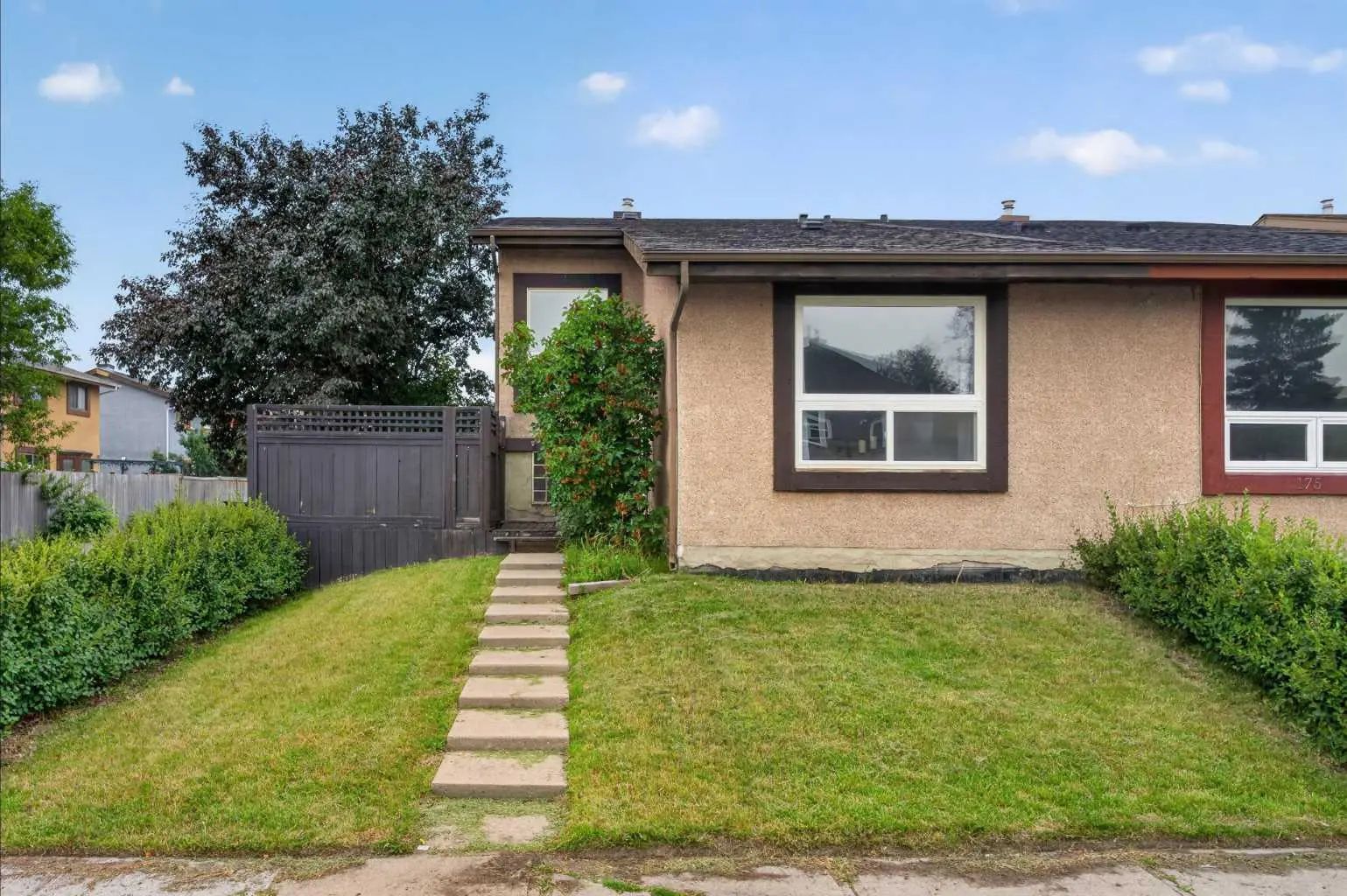 179 Pinecliff Close Ne Calgary Alberta T1Y 4N4 Pineridge Home For Sale