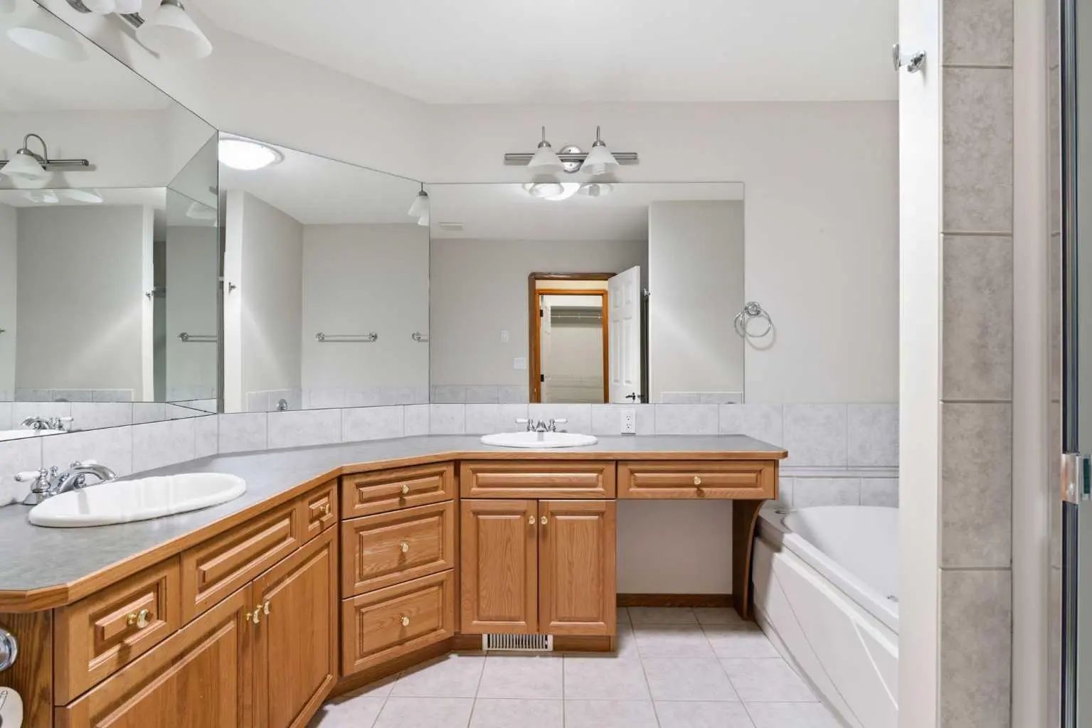 256 43 Avenue Nw Calgary Alberta T2K 0H6 Highland Park Home For Sale