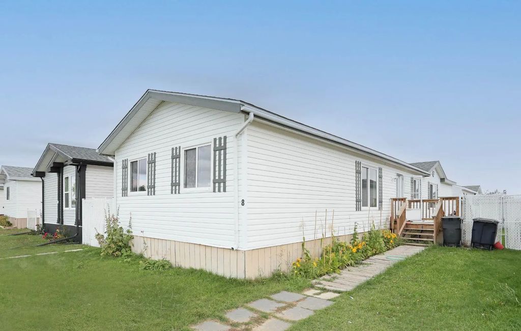 8 Meadowplace Crescent E, Brooks