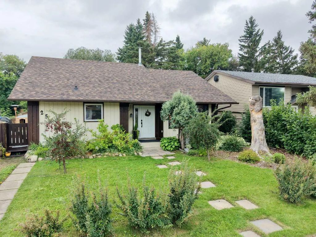 25 Valley Crescent , Lacombe