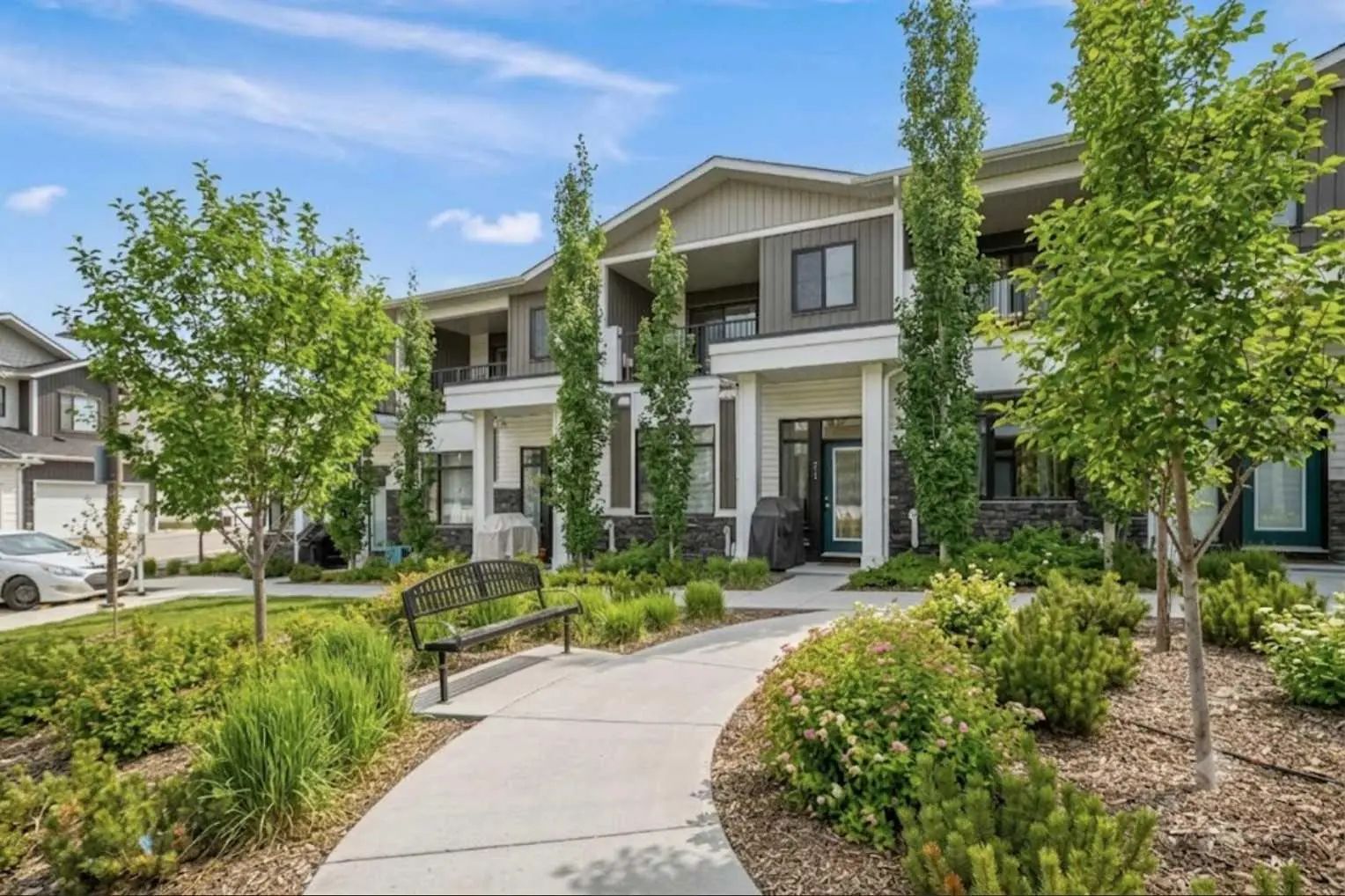 210 Crestbrook Common Southwest, Calgary – Residential Row/Townhouse Listing Photo 2