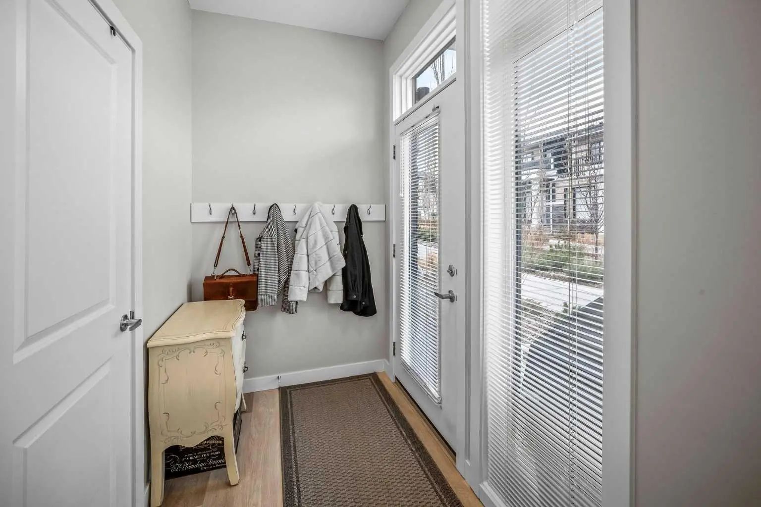 210 Crestbrook Common Southwest, Calgary – Residential Row/Townhouse Listing Photo 3