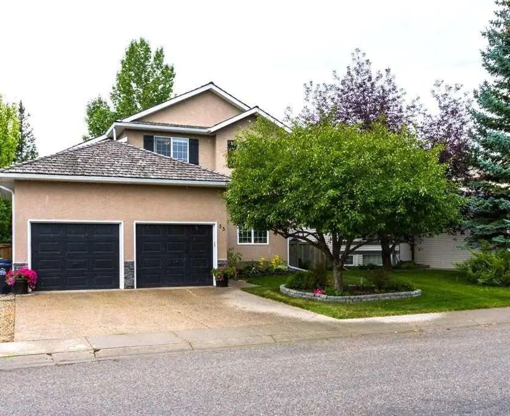 35 Bow Ridge Crescent , Cochrane