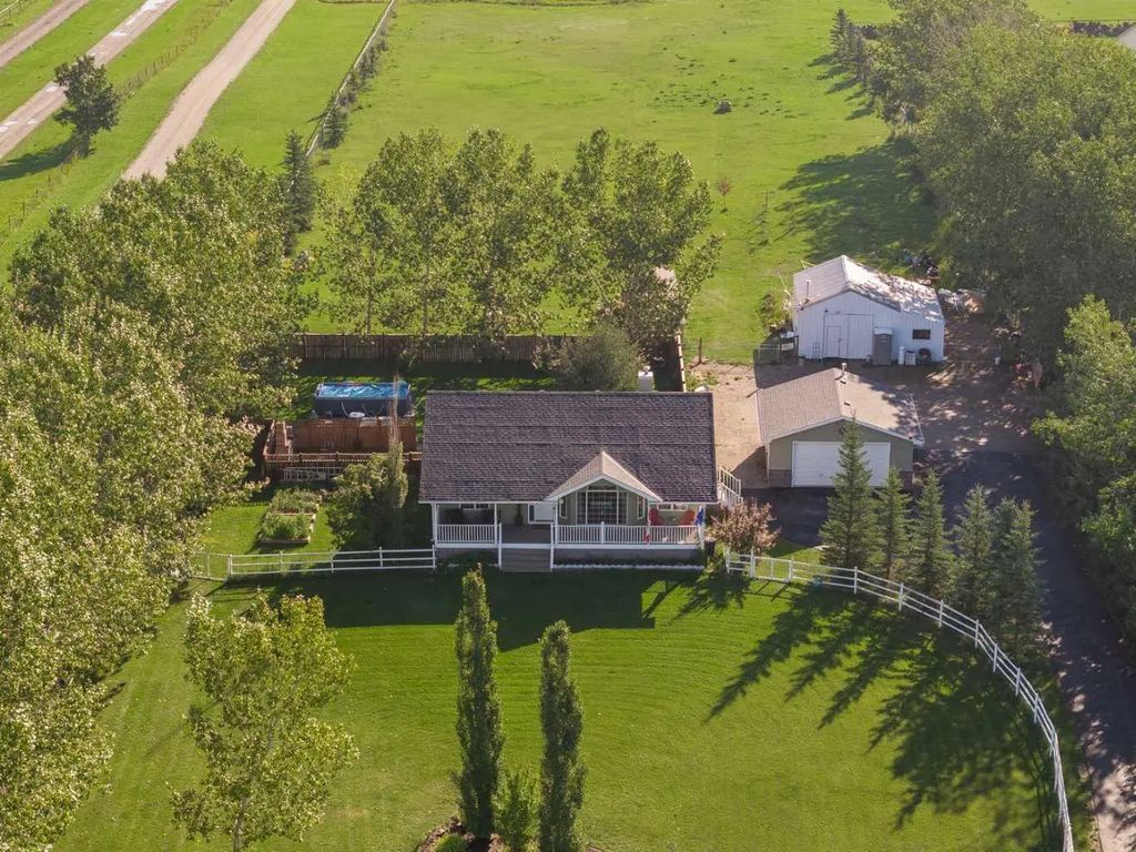 225040 Range Road 282  , Indus