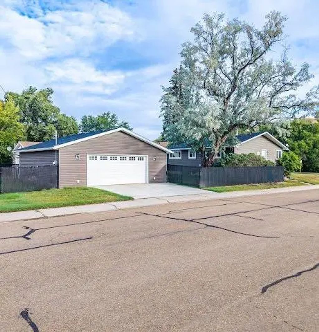 909 Riverside Drive E, Drumheller