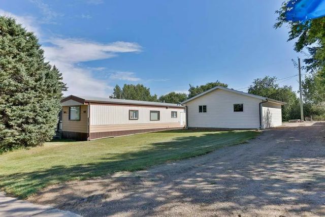 204 1 Street N, Lomond