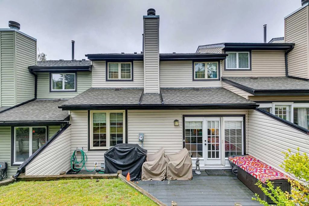 22 448 Strathcona Drive Sw, Calgary
