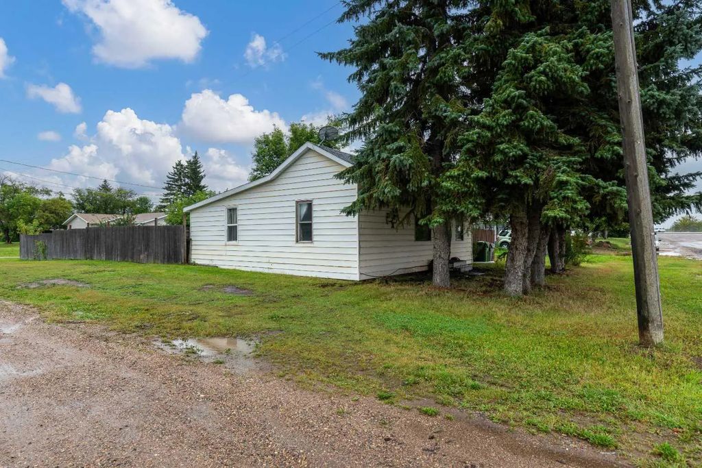 83 2 Street E, Lashburn