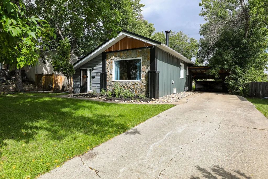 145 S 1 Street W, Magrath
