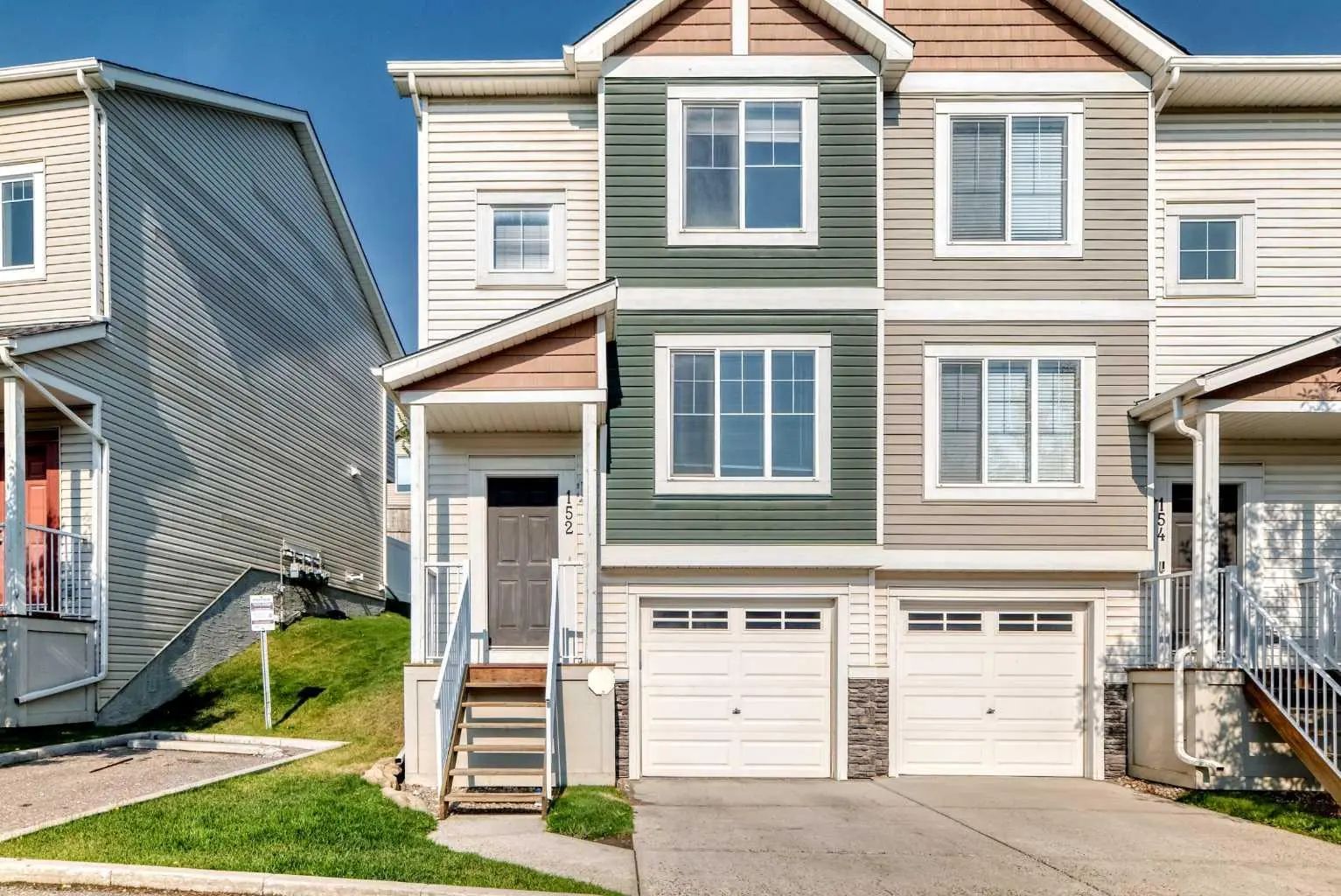 152 Pantego Lane Northwest, Calgary – Residential Row/Townhouse Listing Photo 3